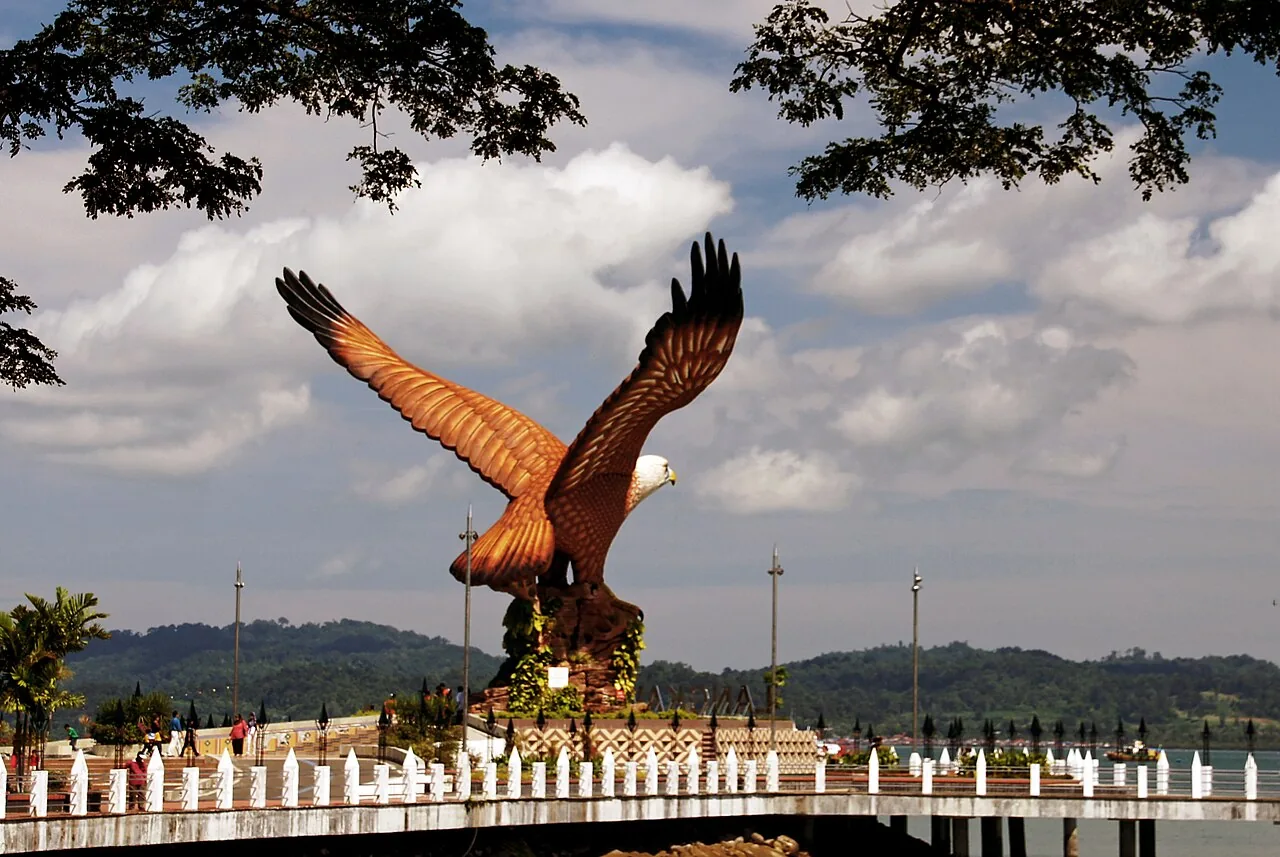 Patung helang besar di Dataran Lang berhampiran Jeti Kuah