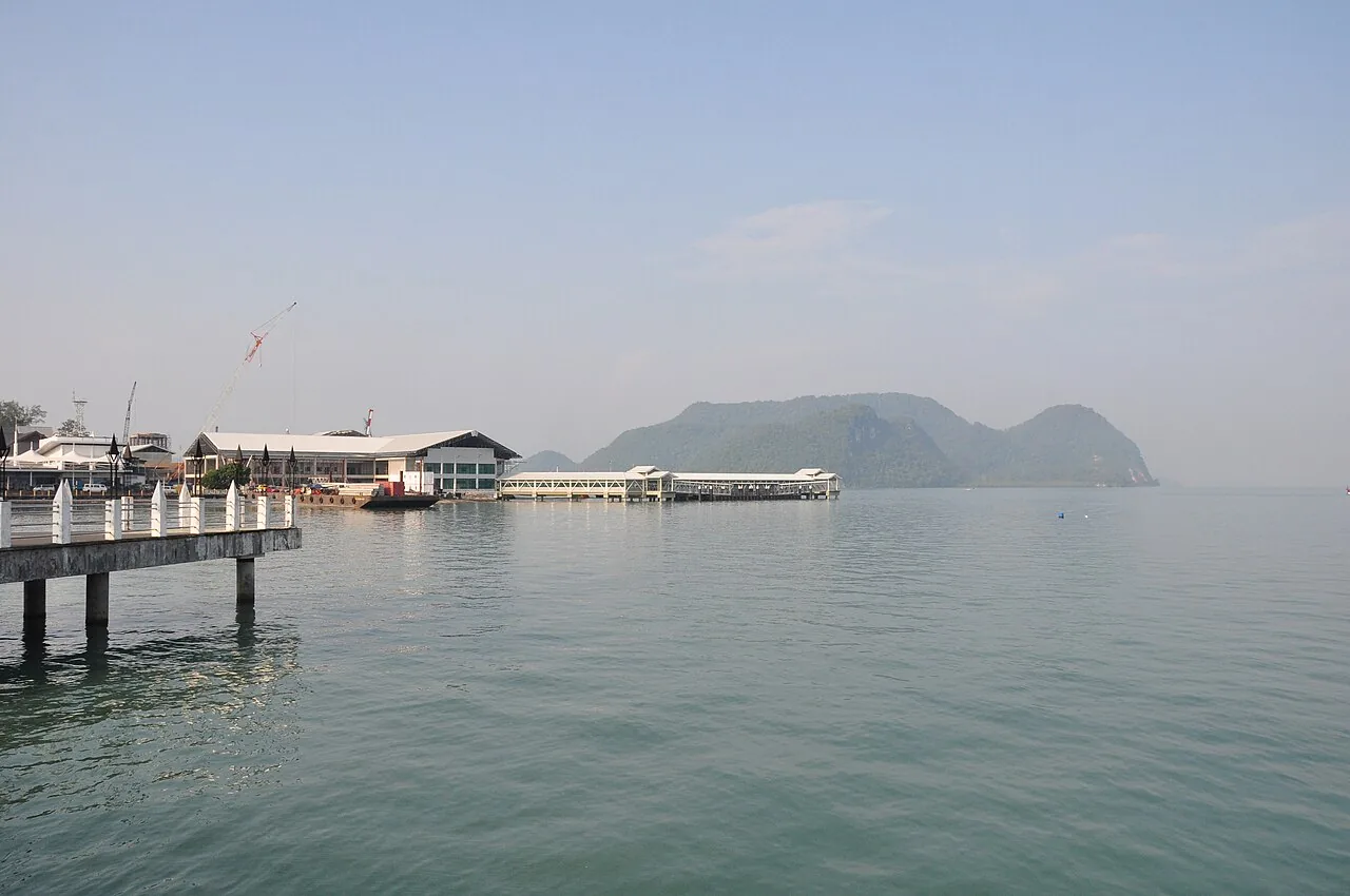 Pemandangan waterfront Kuah dengan jeti dan laut Langkawi