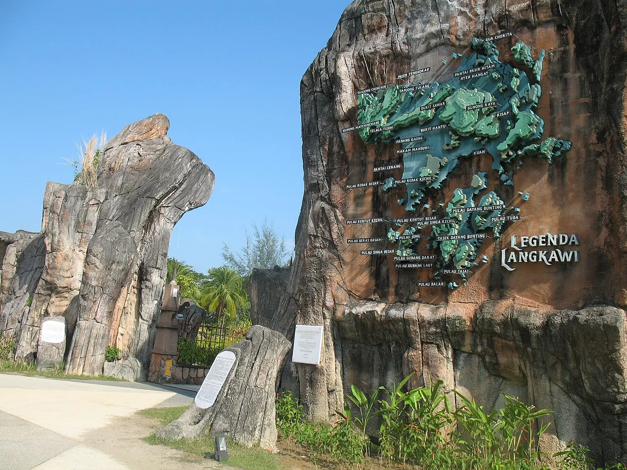 Pintu masuk Taman Lagenda Langkawi di Kuah